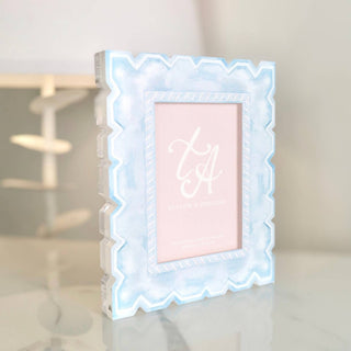 Blue and white acrylic magnetic picture frame with scalloped edge, easy photo insert—perfect for home décor, desks, and thoughtful gifting.