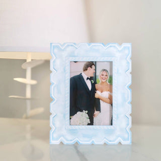 Blue and white acrylic magnetic picture frame with scalloped edge, easy photo insert—perfect for home décor, desks, and thoughtful gifting.