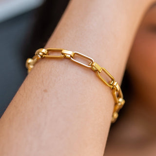 Gold paperclip chain bracelet 