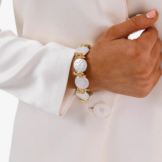Freshwater coin pearl bracelet with textured gold links and toggle clasp, luxury pearl jewelry close-up