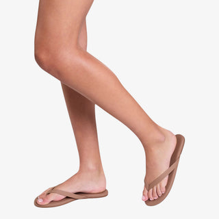 neutral flip flop sandal cushioned sole beach vacation outfit detail