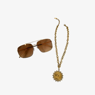 Gold coin pendant necklace with chunky chain