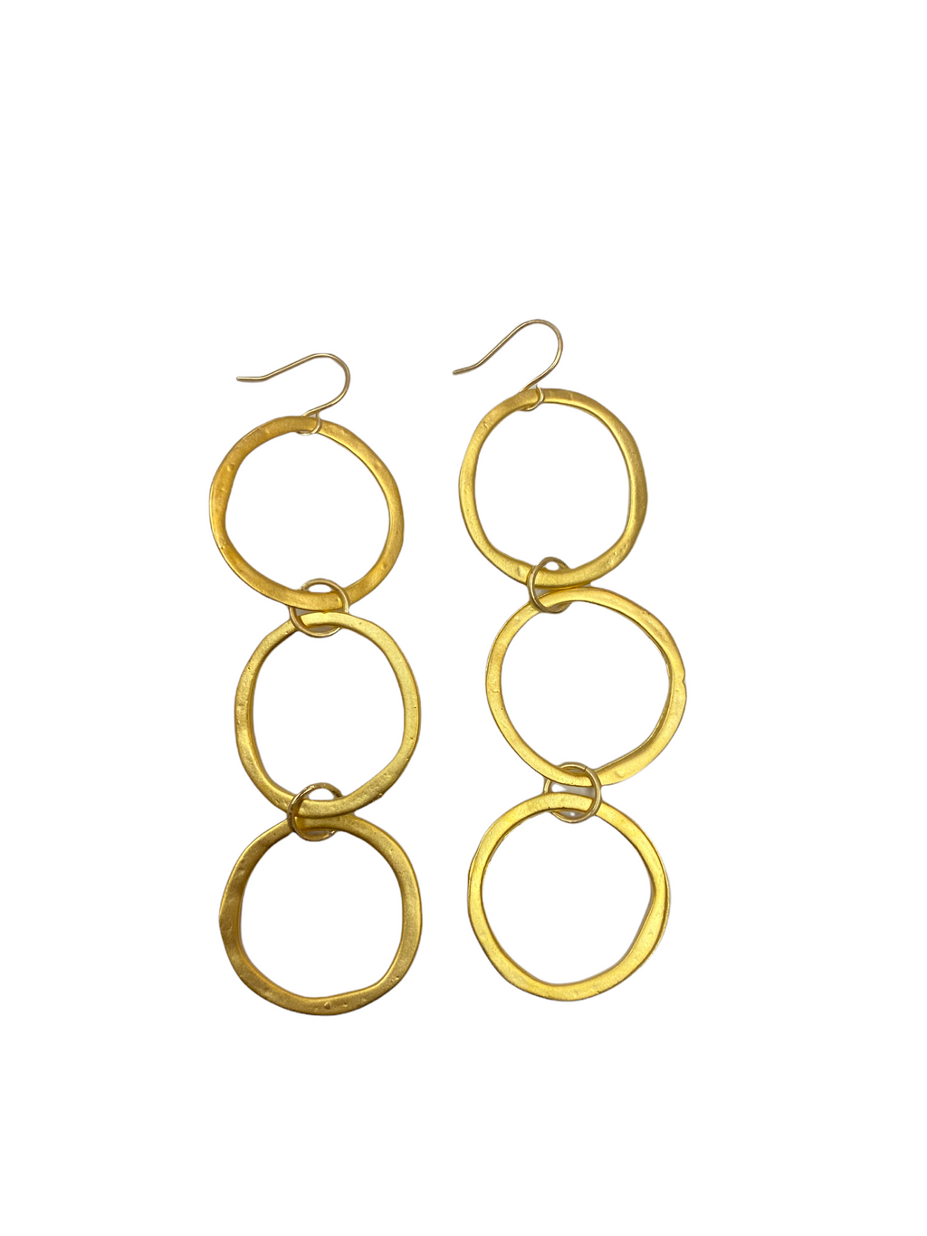 Gold drop earrings featuring three interconnected circles, ideal for adding elegance to any outfit.